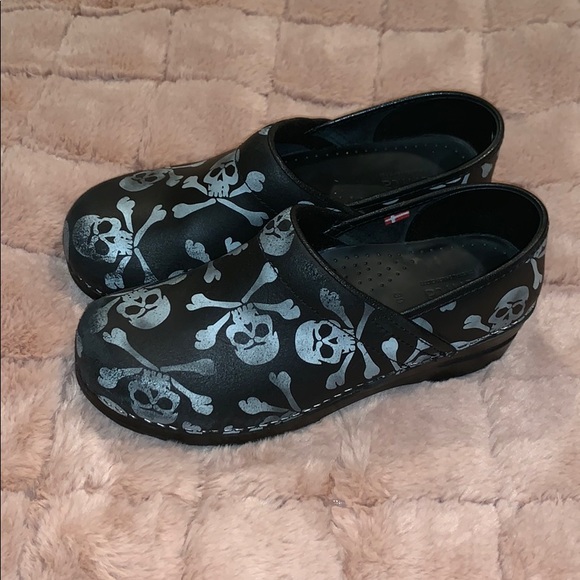 sanita skull clogs